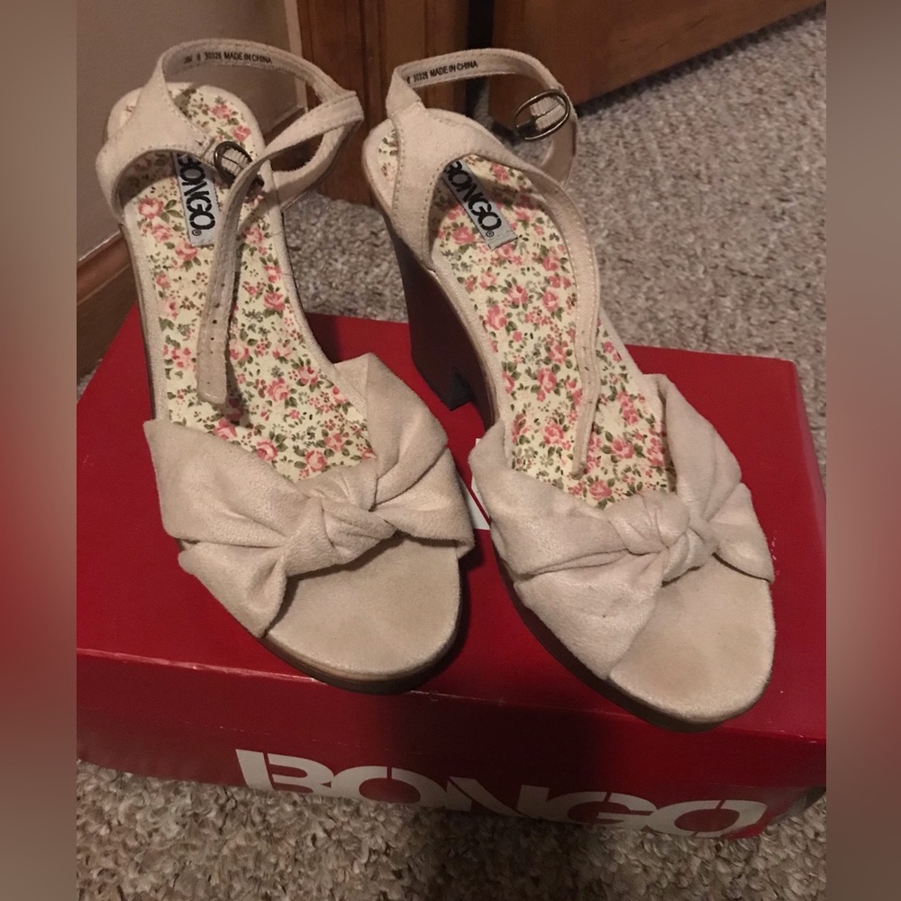 Women’s Bongo ivory wedge sandals size 8.